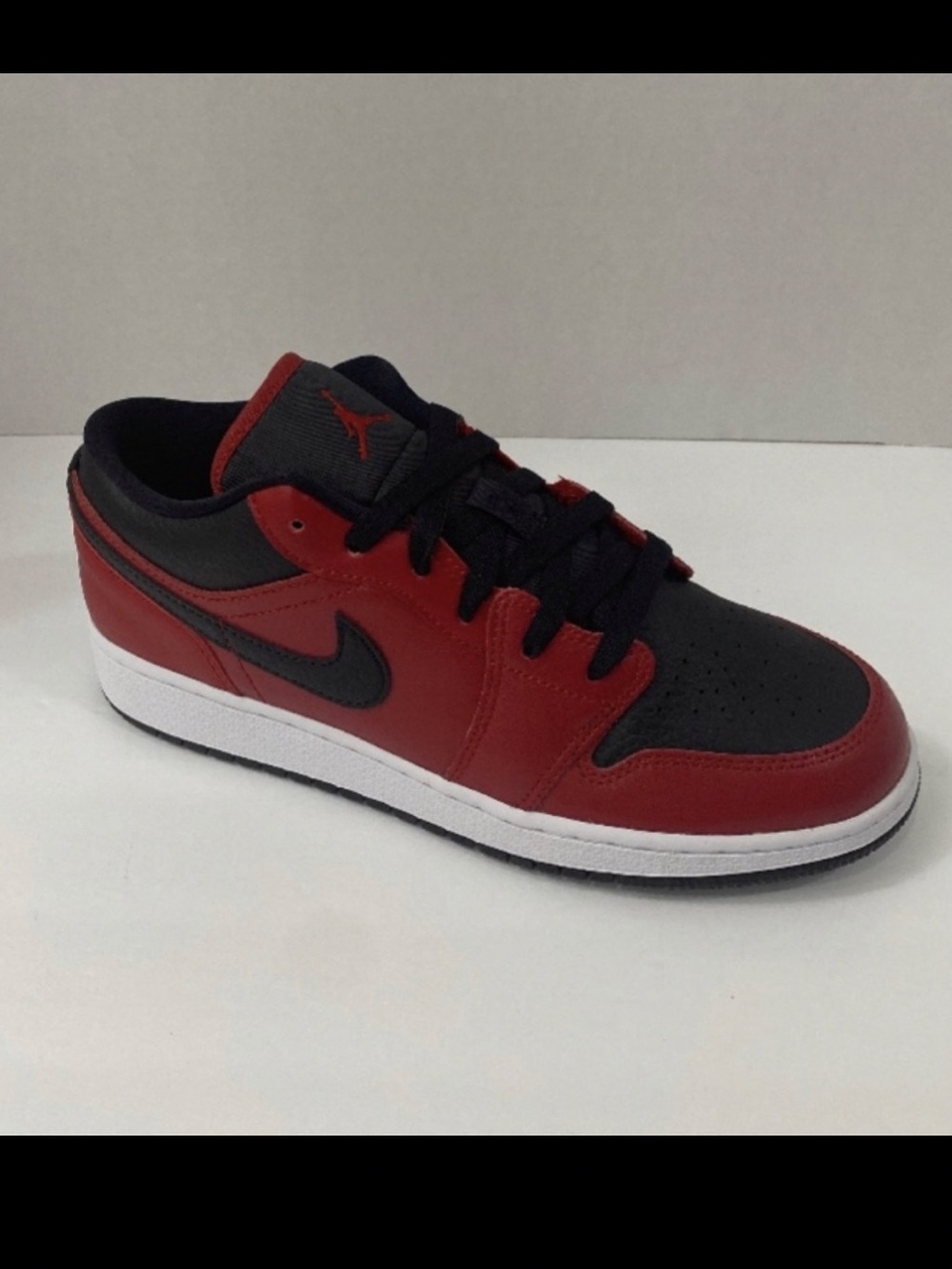 Nike Low-Top Sneakers - Black & Red